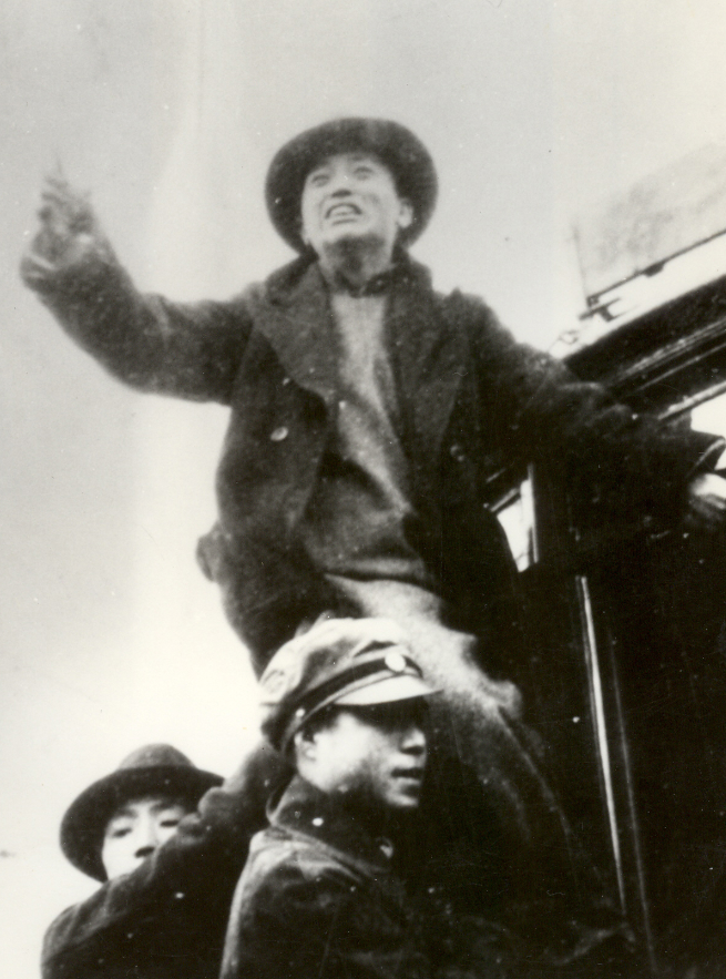 北京大学学生黄敬在电车上演讲